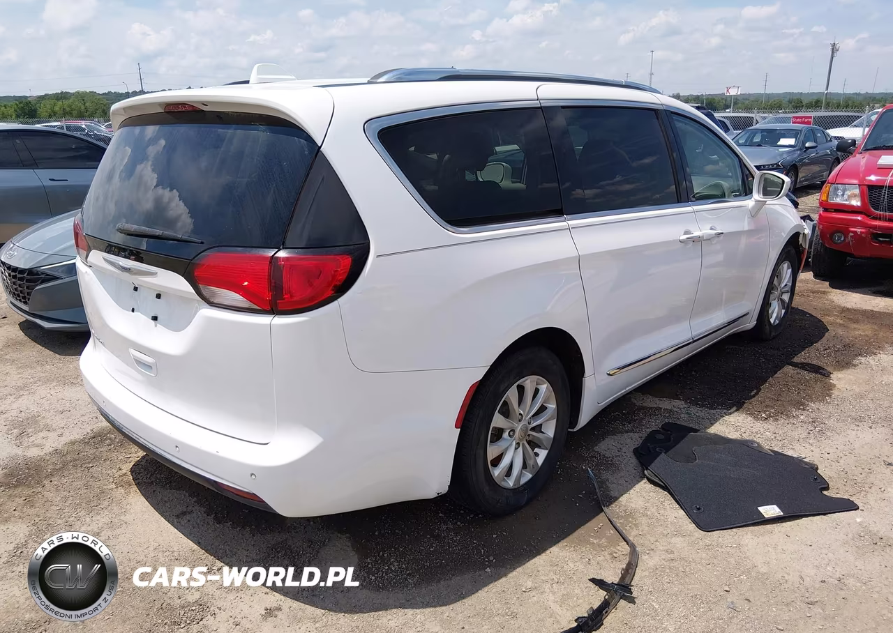 2019 Chrysler Pacifica Touring L VIN:2C4RC1BG5KR531704 - 4