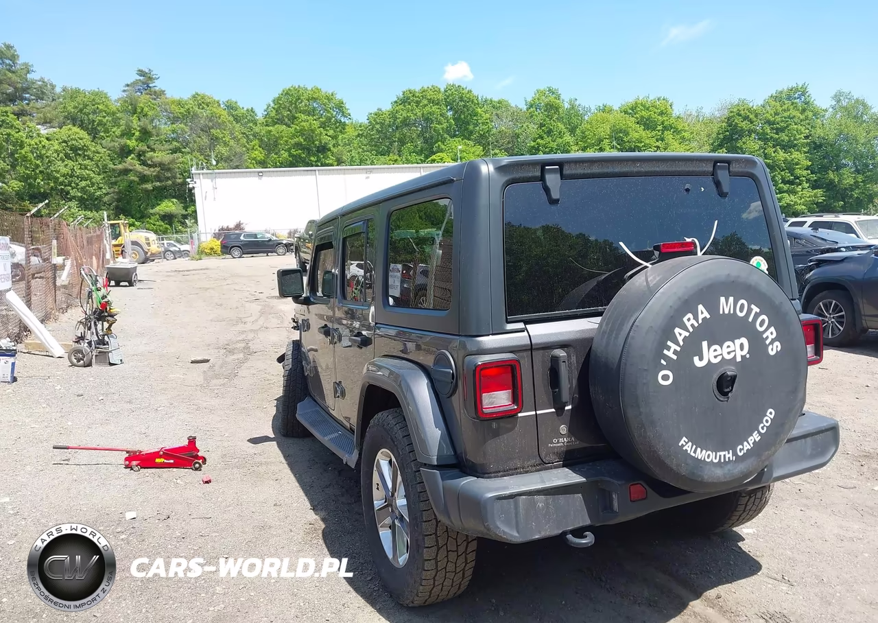 2018 Jeep Wrangler Unlimited Sahara 4X4 VIN:1C4HJXEG2JW240308 - 3