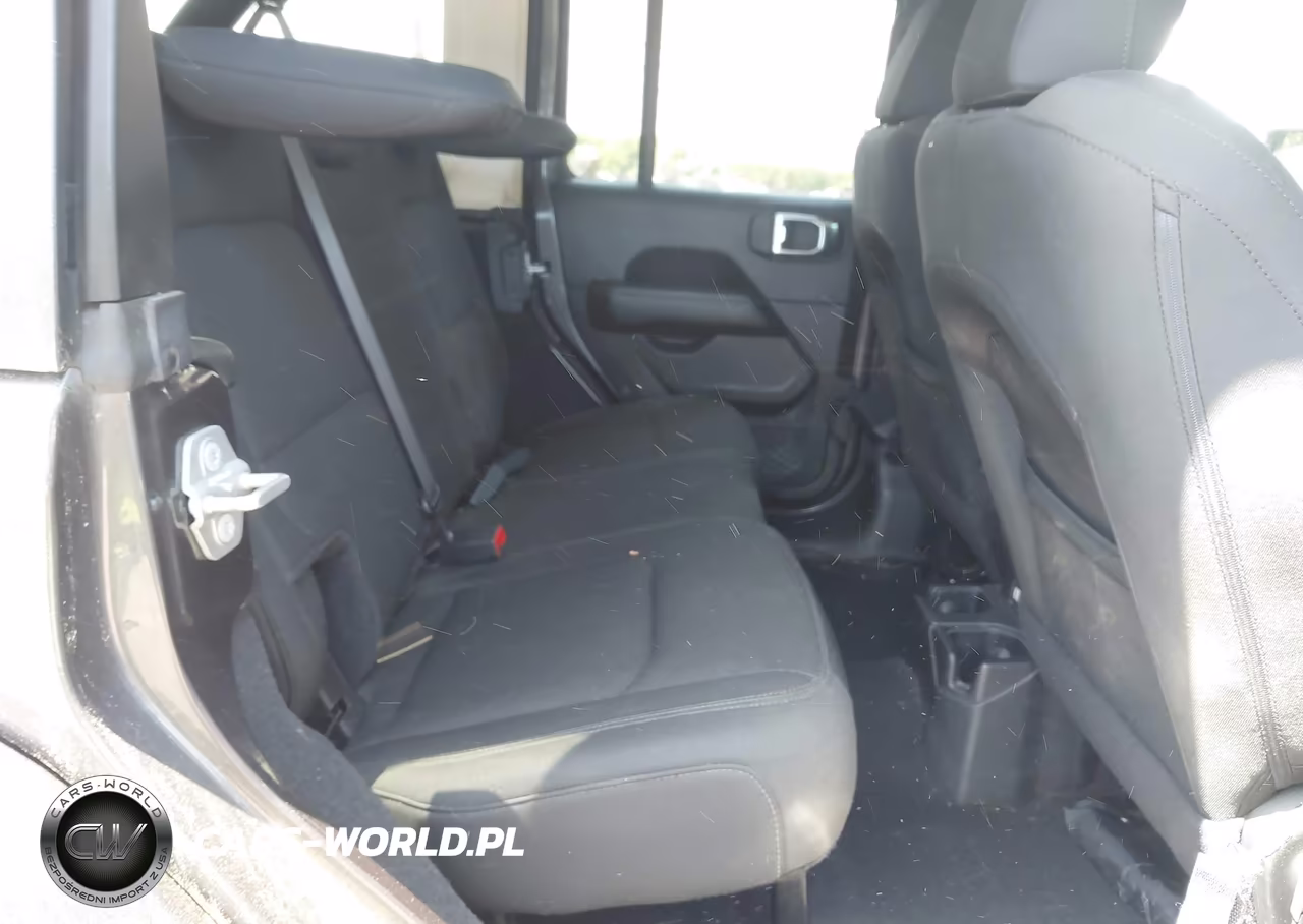 2018 Jeep Wrangler Unlimited Sahara 4X4 VIN:1C4HJXEG2JW240308 - 8
