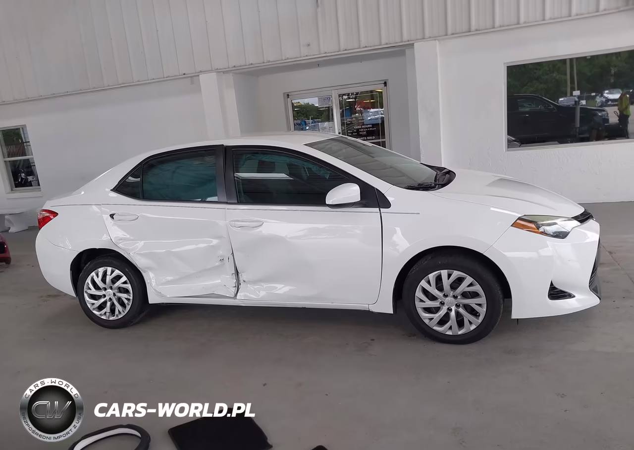 2018 Toyota Corolla Le VIN:5YFBURHE7JP836056 - 13