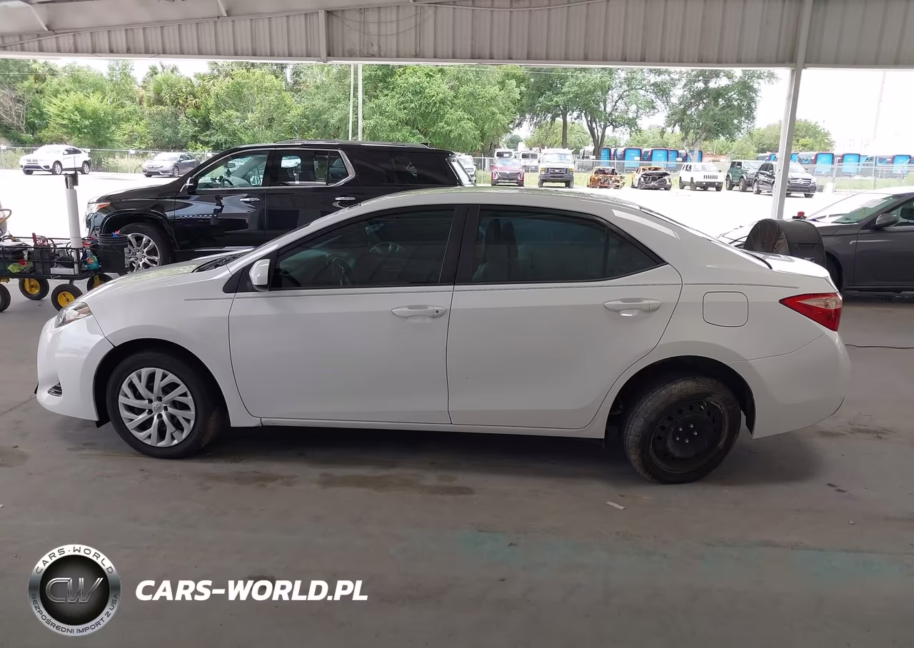 2018 Toyota Corolla Le VIN:5YFBURHE7JP836056 - 14