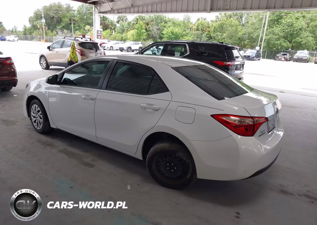 2018 Toyota Corolla Le VIN:5YFBURHE7JP836056 - 3