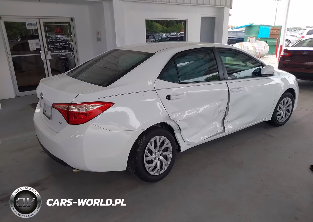 2018 Toyota Corolla Le VIN:5YFBURHE7JP836056 - 4