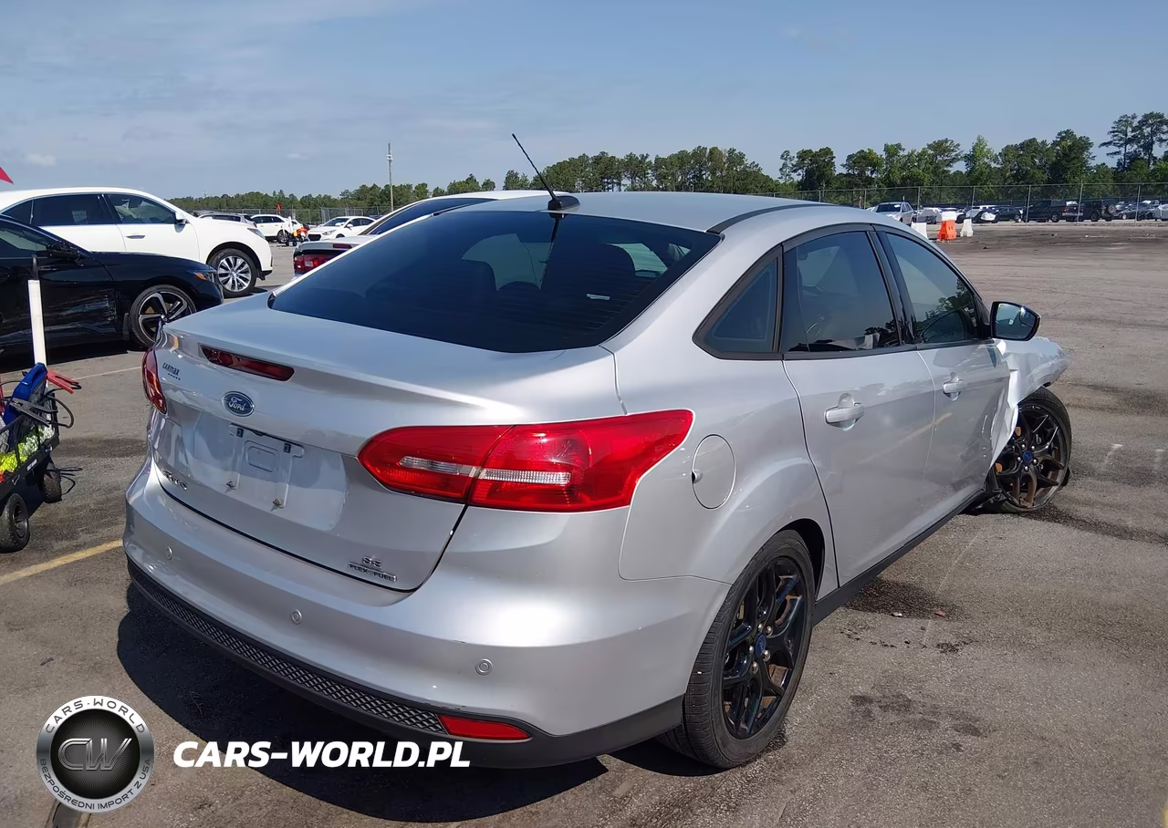 2016 Ford Focus Se VIN:1FADP3F23GL391537 - 4