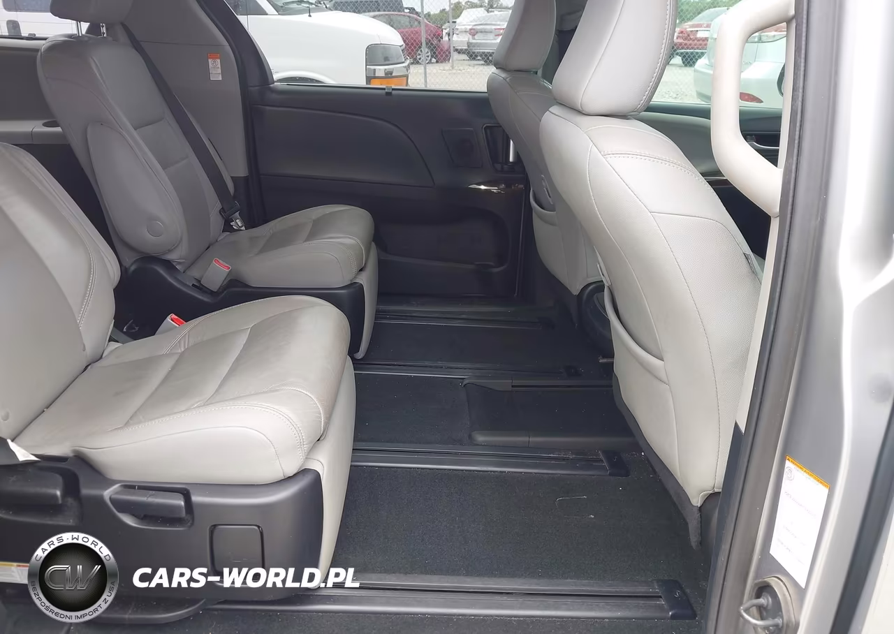 2018 Toyota Sienna Limited 7 Passenger VIN:5TDYZ3DCXJS957944 - 8