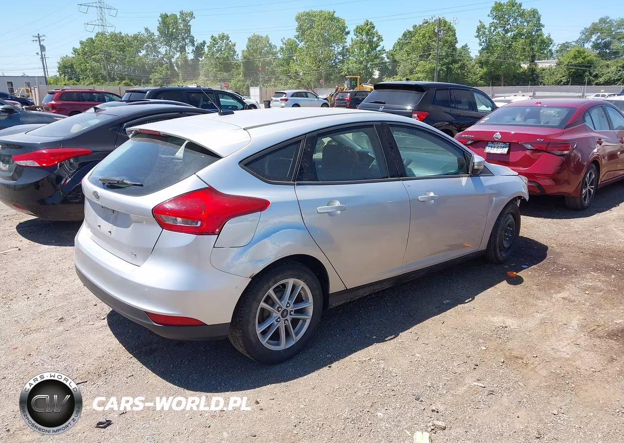 2017 Ford Focus Se VIN:1FADP3K22HL231544 - 4