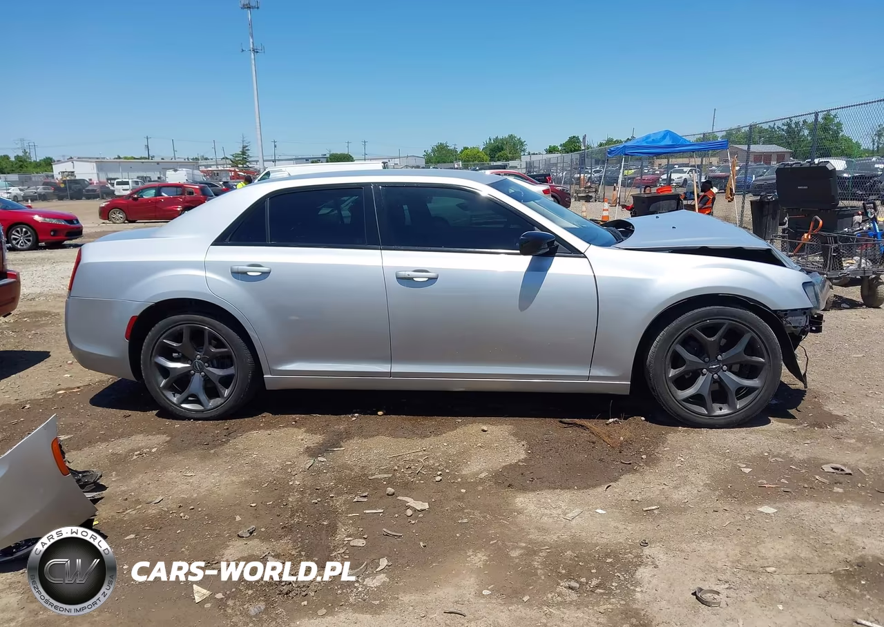 2020 Chrysler 300 Touring VIN:2C3CCAAG0LH239395 - 14