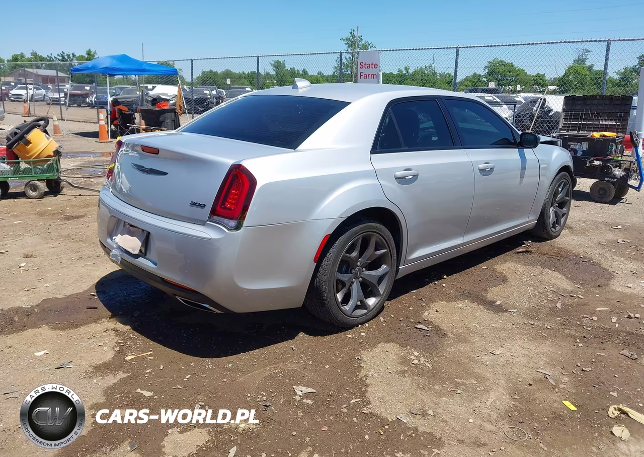 2020 Chrysler 300 Touring VIN:2C3CCAAG0LH239395 - 4
