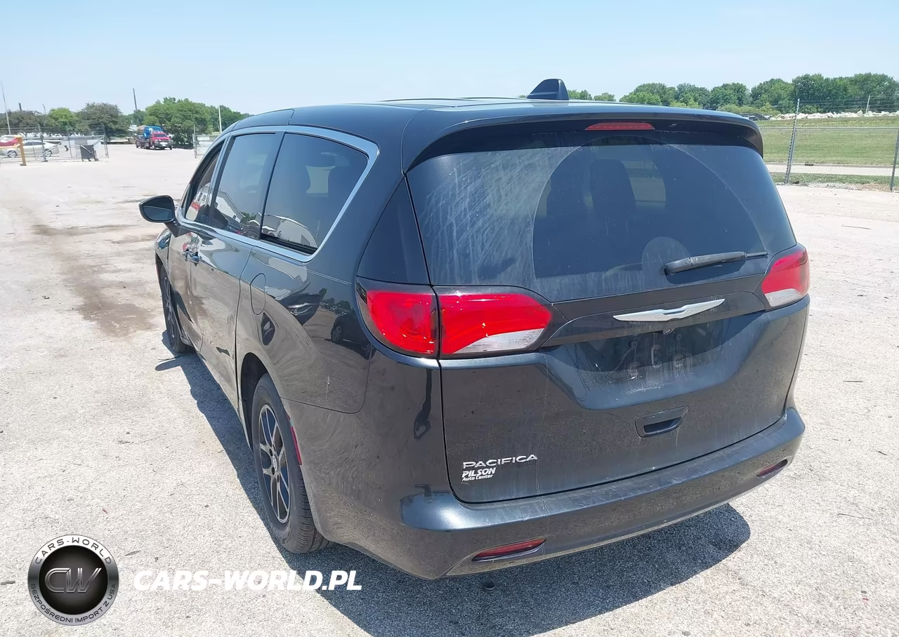 2017 Chrysler Pacifica Touring VIN:2C4RC1DG6HR507336 - 3