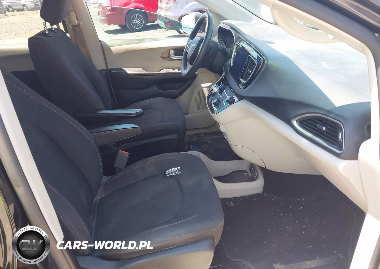 2017 Chrysler Pacifica Touring VIN:2C4RC1DG6HR507336 - 5