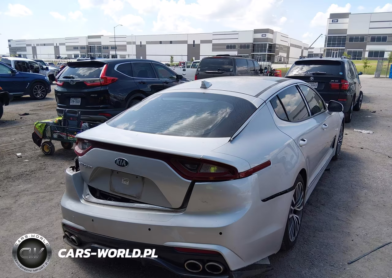 2018 Kia Stinger Premium VIN:KNAE25LA8J6037312 - 4