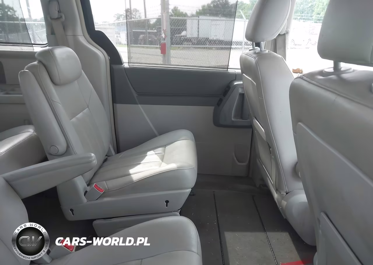 2008 Chrysler Town & Country Touring VIN:2A8HR54P18R829697 - 8