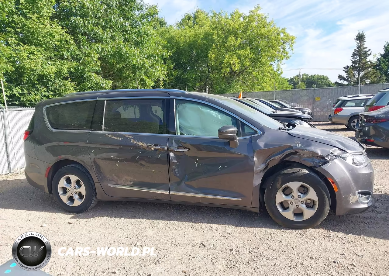 2017 Chrysler Pacifica Touring-L Plus VIN:2C4RC1EG2HR851342 - 13
