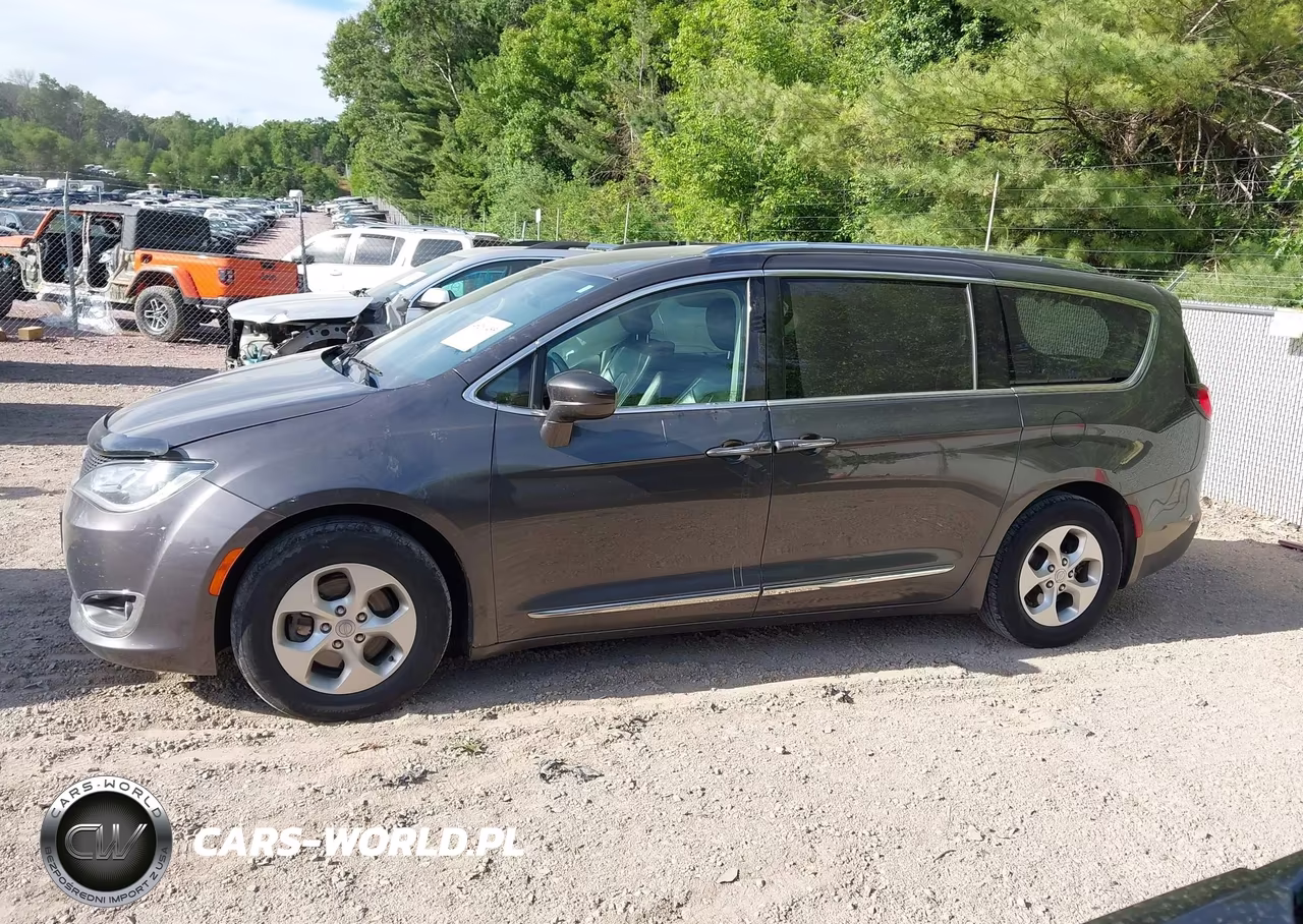 2017 Chrysler Pacifica Touring-L Plus VIN:2C4RC1EG2HR851342 - 14