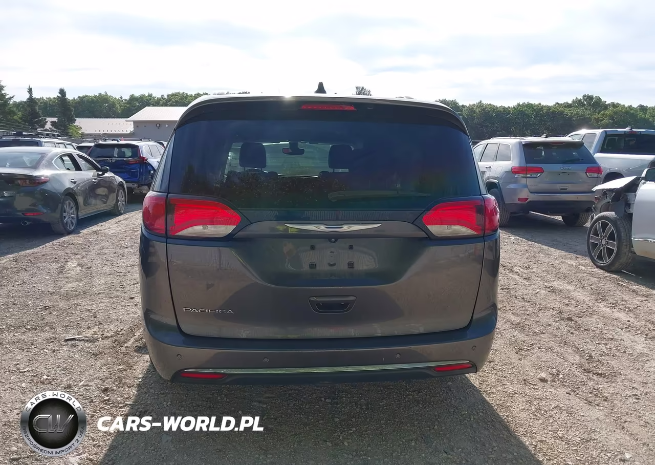 2017 Chrysler Pacifica Touring-L Plus VIN:2C4RC1EG2HR851342 - 16