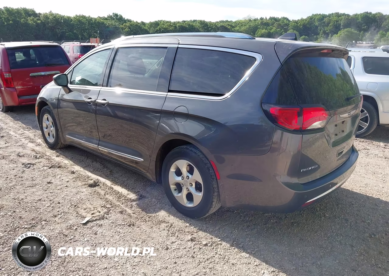 2017 Chrysler Pacifica Touring-L Plus VIN:2C4RC1EG2HR851342 - 3