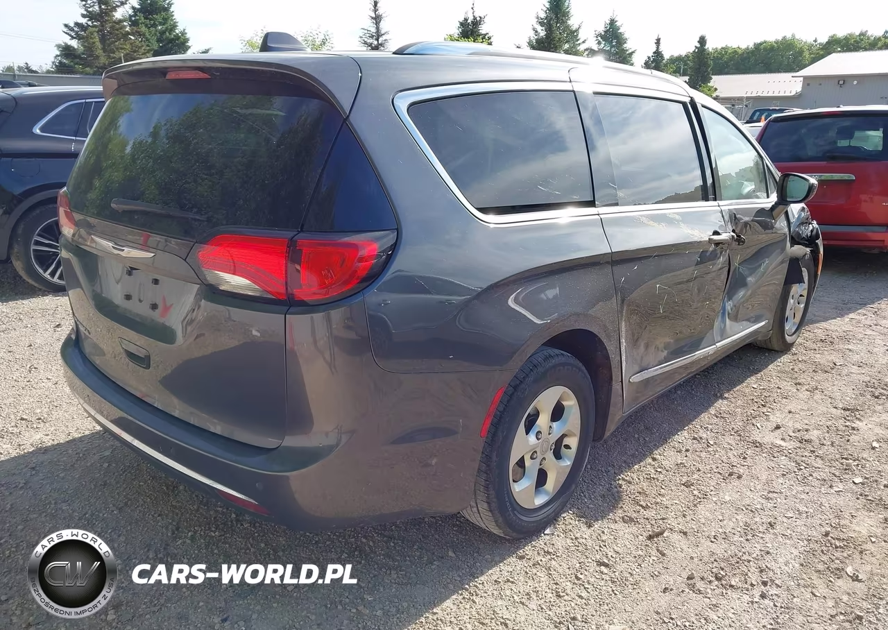 2017 Chrysler Pacifica Touring-L Plus VIN:2C4RC1EG2HR851342 - 4