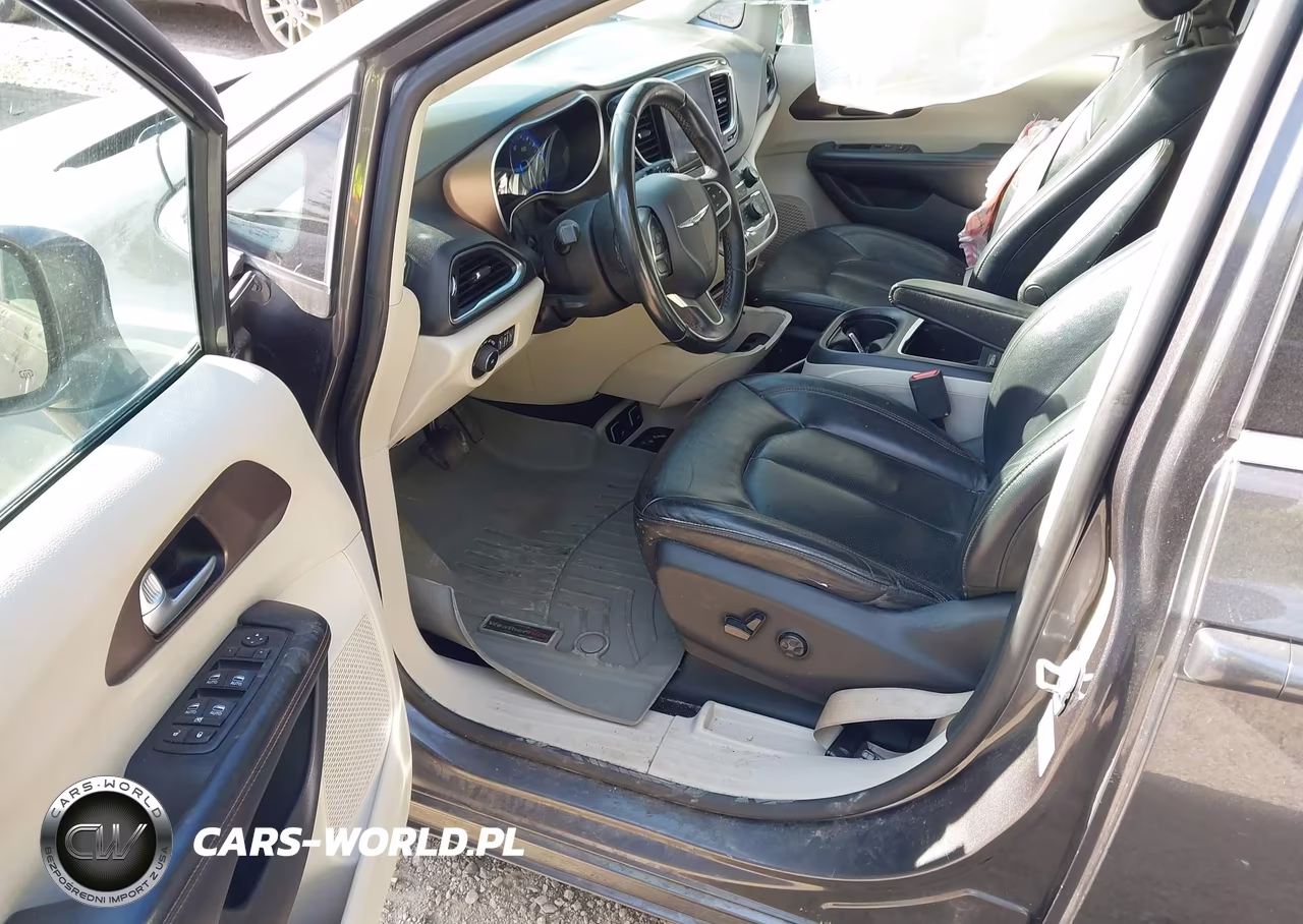 2017 Chrysler Pacifica Touring-L Plus VIN:2C4RC1EG2HR851342 - 5