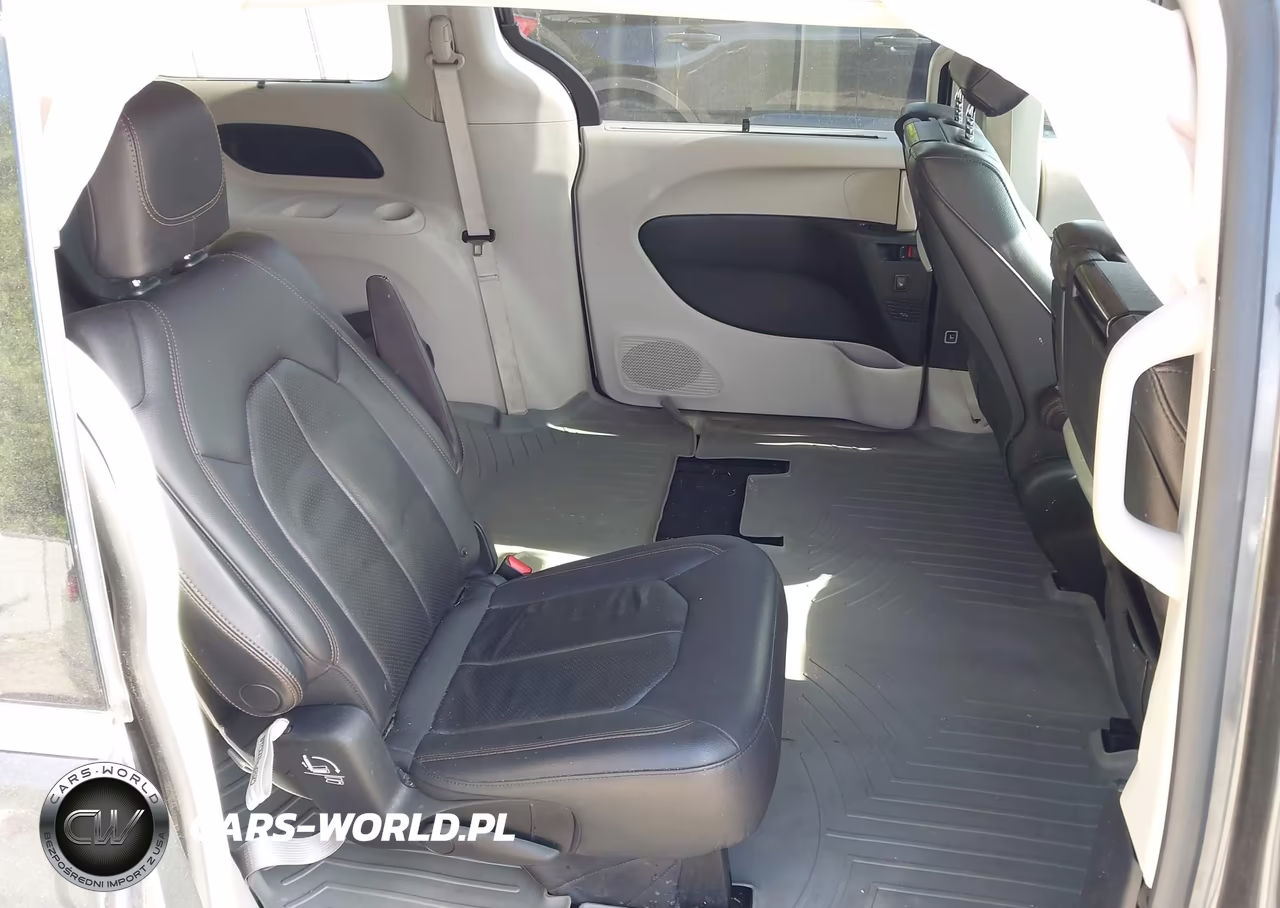 2017 Chrysler Pacifica Touring-L Plus VIN:2C4RC1EG2HR851342 - 8