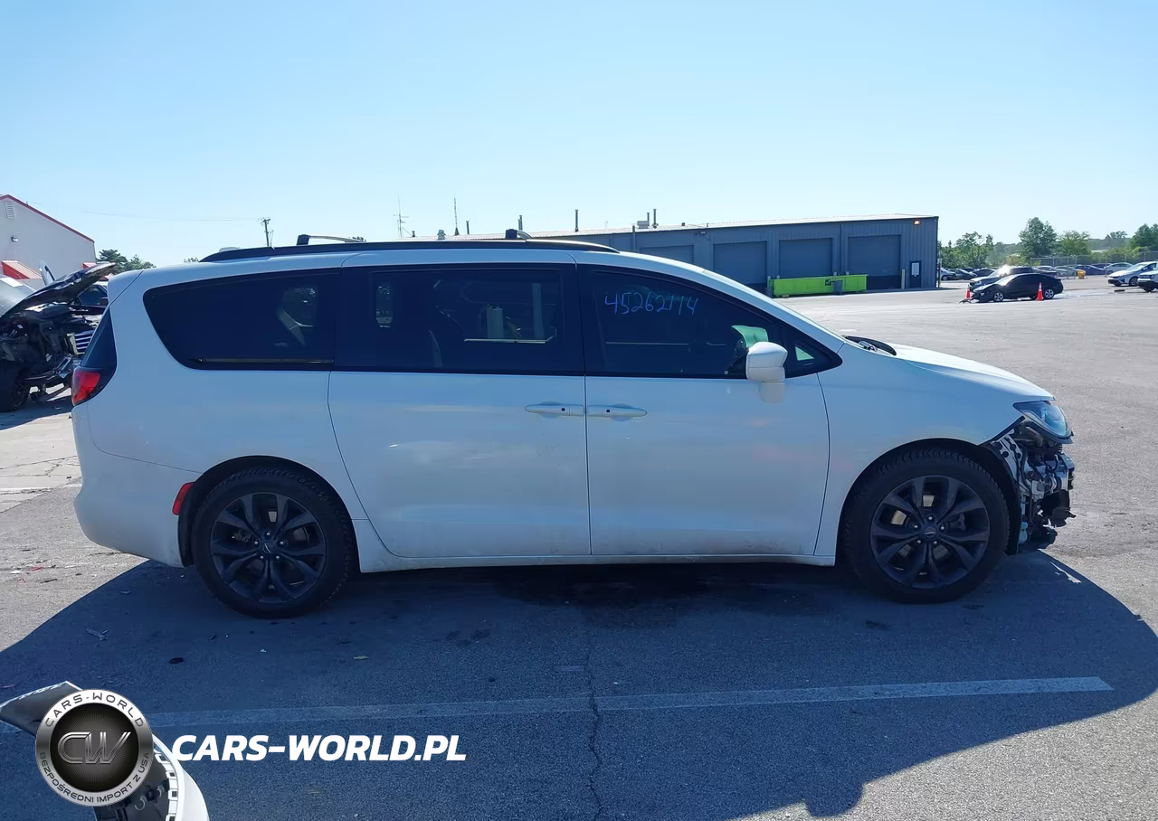 2018 Chrysler Pacifica Touring Plus VIN:2C4RC1FG5JR229161 - 14