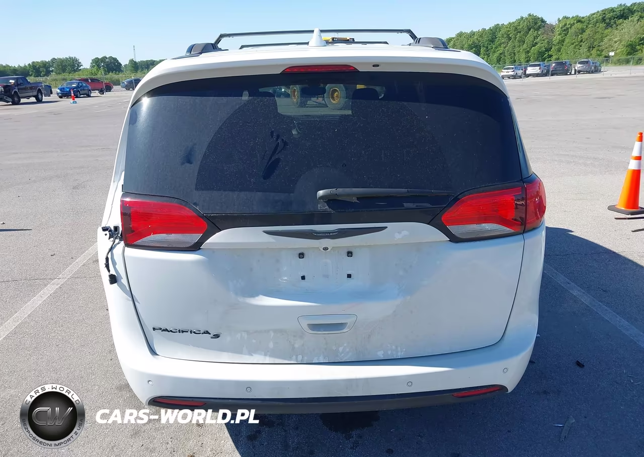 2018 Chrysler Pacifica Touring Plus VIN:2C4RC1FG5JR229161 - 17