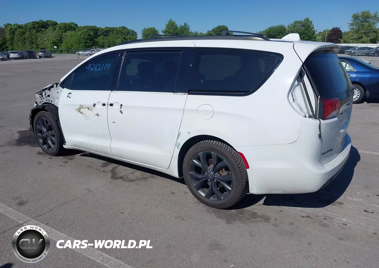 2018 Chrysler Pacifica Touring Plus VIN:2C4RC1FG5JR229161 - 3