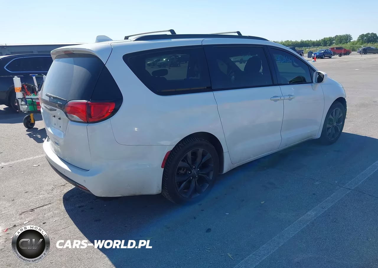 2018 Chrysler Pacifica Touring Plus VIN:2C4RC1FG5JR229161 - 4