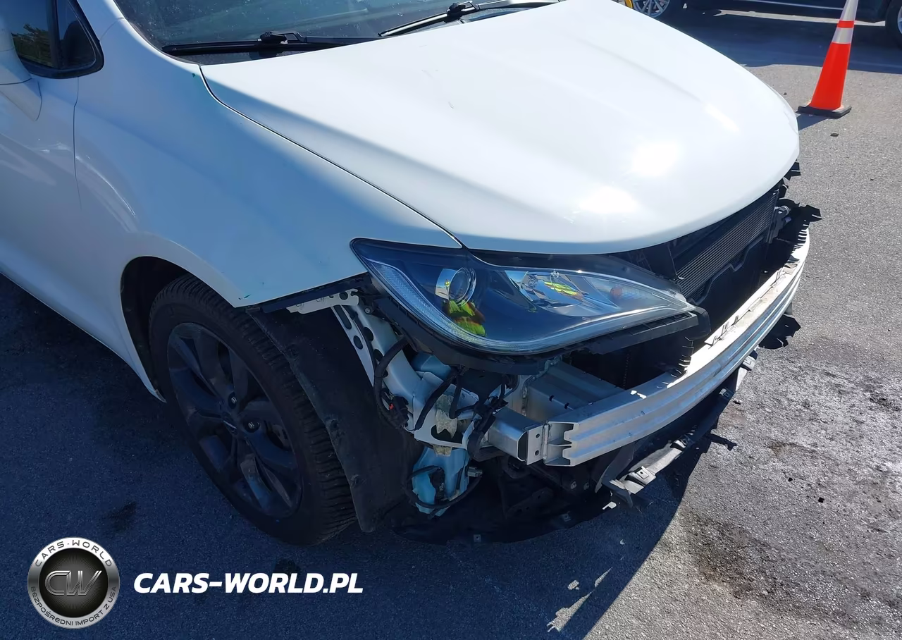 2018 Chrysler Pacifica Touring Plus VIN:2C4RC1FG5JR229161 - 6