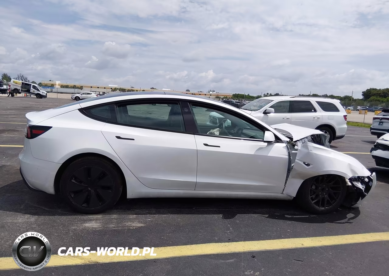 2025 Tesla Model 3 VIN:5YJ3E1EAXSF923435 - 13