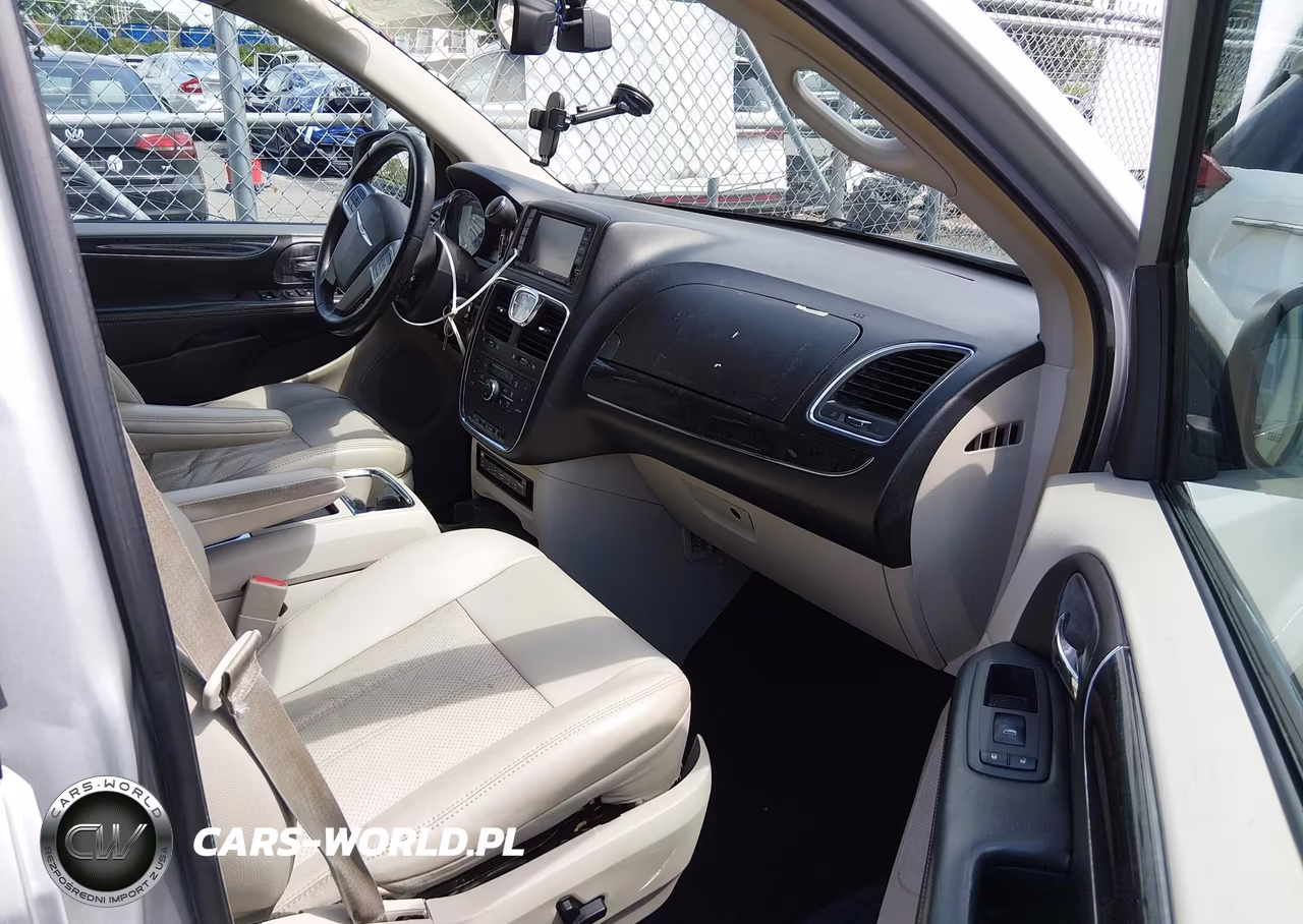 2011 Chrysler Town & Country Touring-L VIN:2A4RR8DG9BR676758 - 5