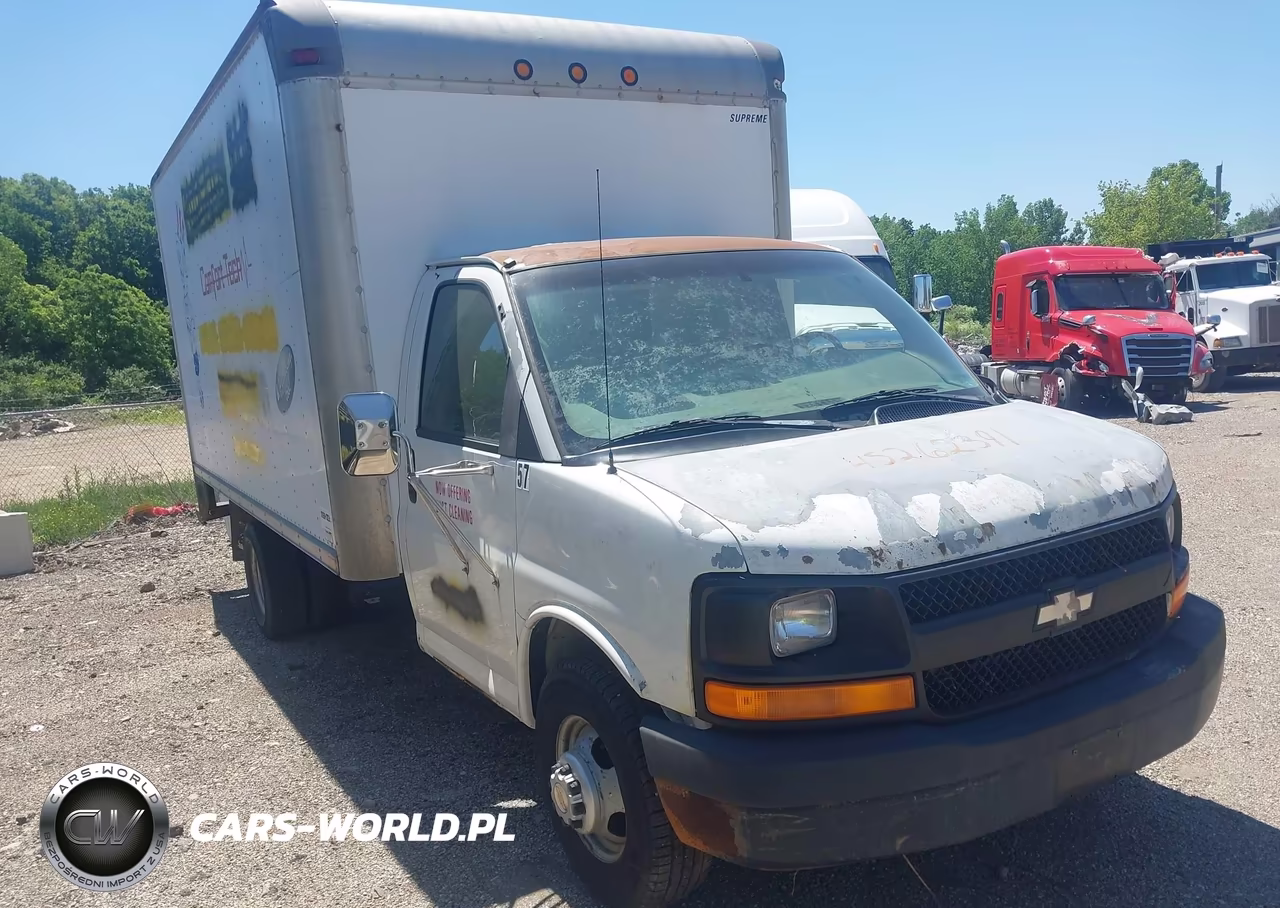 2004 Chevrolet Express Cutaway Base W-C7L-C7N