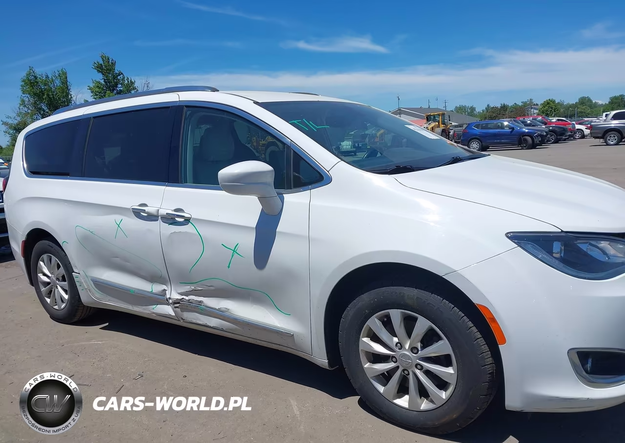 2018 Chrysler Pacifica Touring L VIN:2C4RC1BG2JR142517 - 13