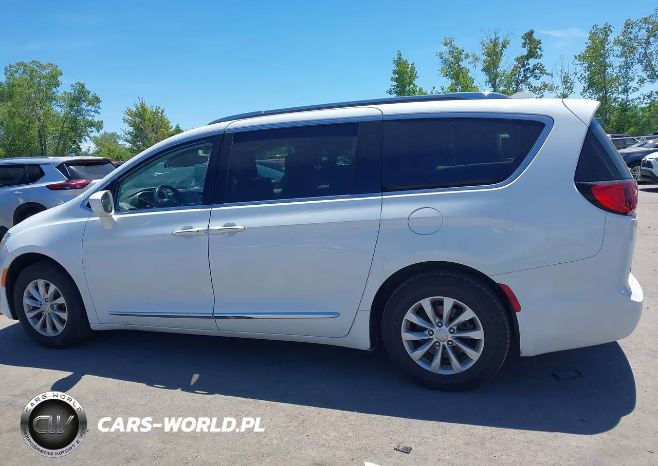 2018 Chrysler Pacifica Touring L VIN:2C4RC1BG2JR142517 - 14