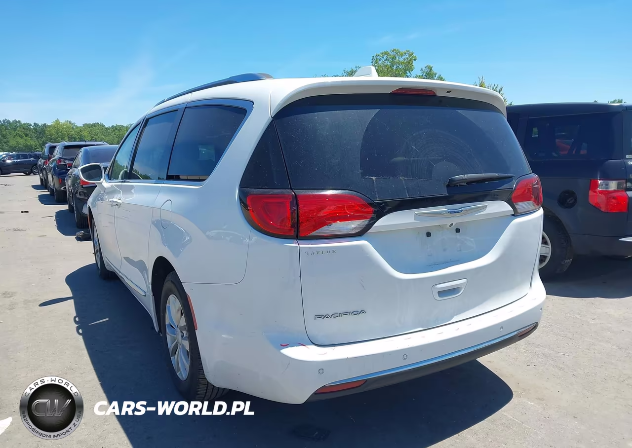 2018 Chrysler Pacifica Touring L VIN:2C4RC1BG2JR142517 - 3
