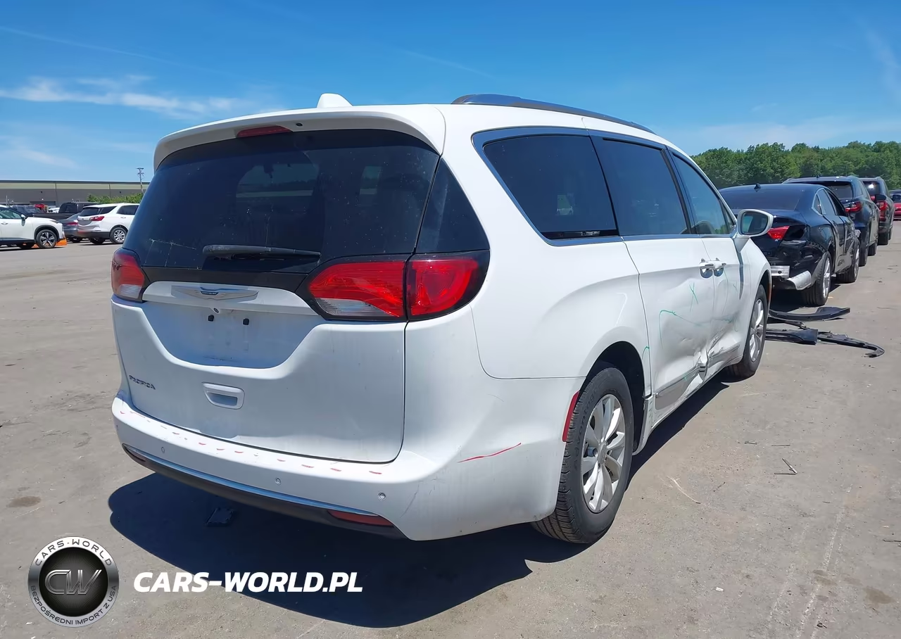 2018 Chrysler Pacifica Touring L VIN:2C4RC1BG2JR142517 - 4
