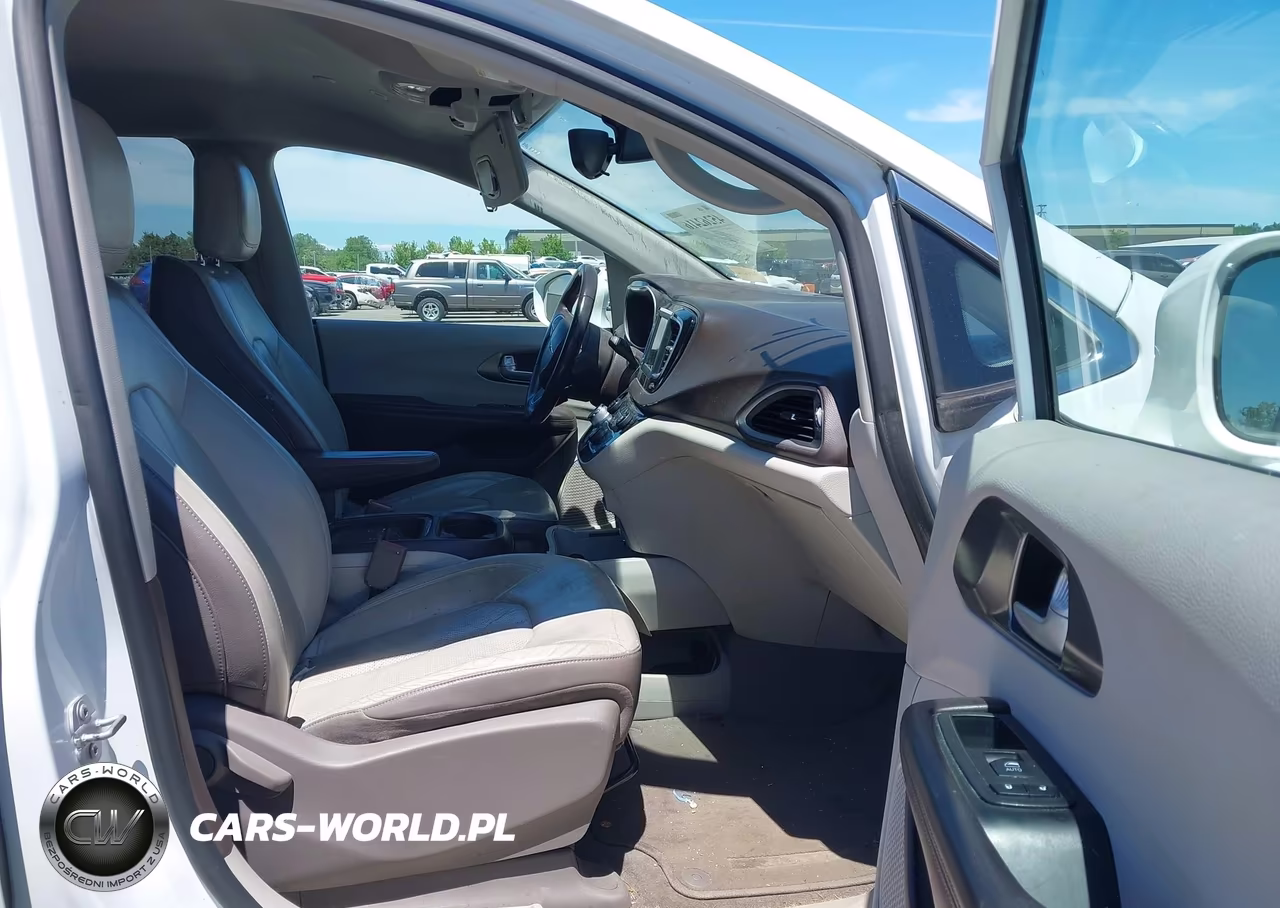 2018 Chrysler Pacifica Touring L VIN:2C4RC1BG2JR142517 - 5