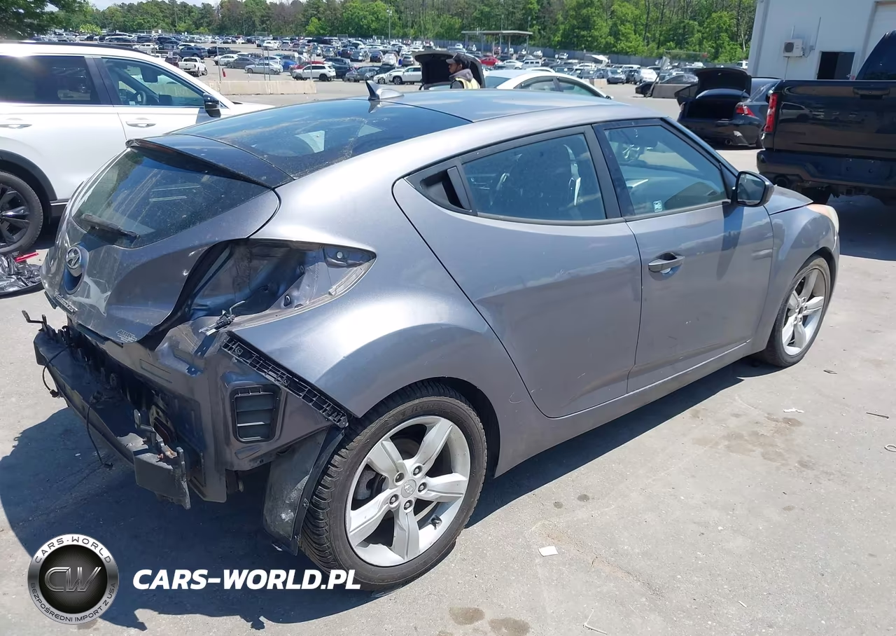 2015 Hyundai Veloster VIN:KMHTC6AD6FU232835 - 4