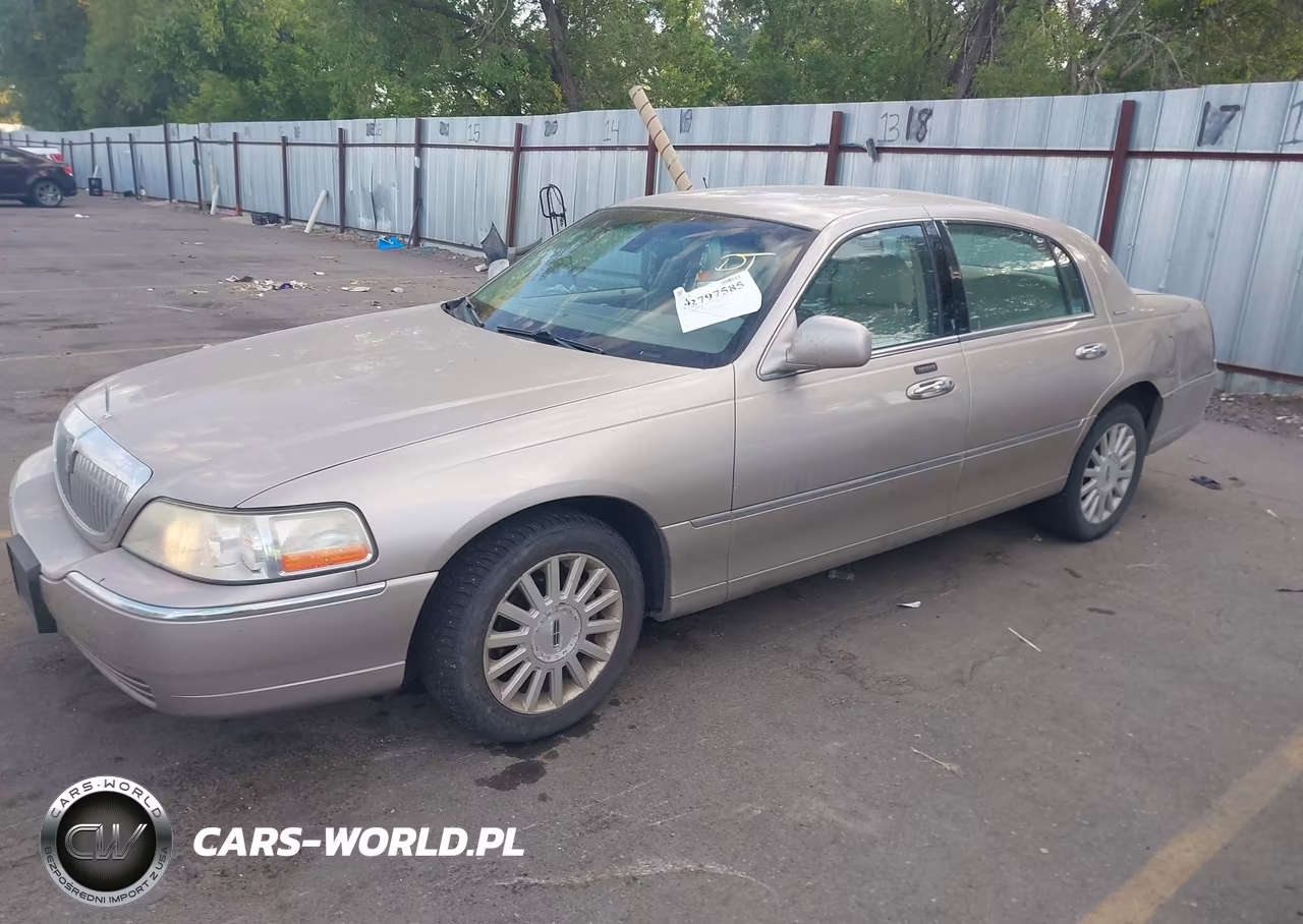 2003 Lincoln Town Car Signature VIN:1LNHM82W93Y696835 - 2