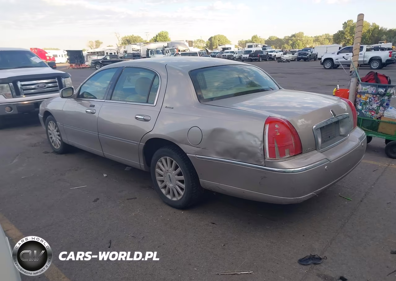 2003 Lincoln Town Car Signature VIN:1LNHM82W93Y696835 - 3