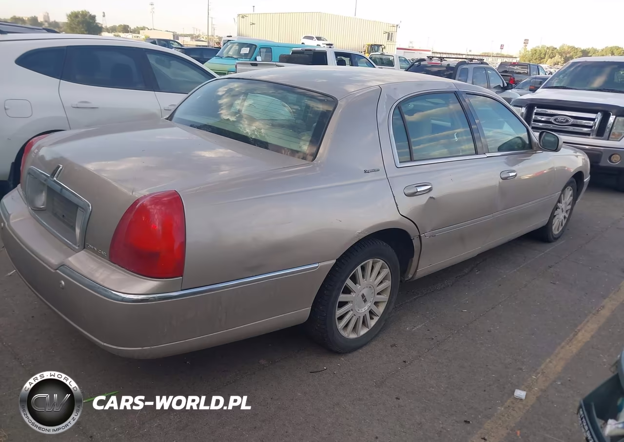 2003 Lincoln Town Car Signature VIN:1LNHM82W93Y696835 - 4
