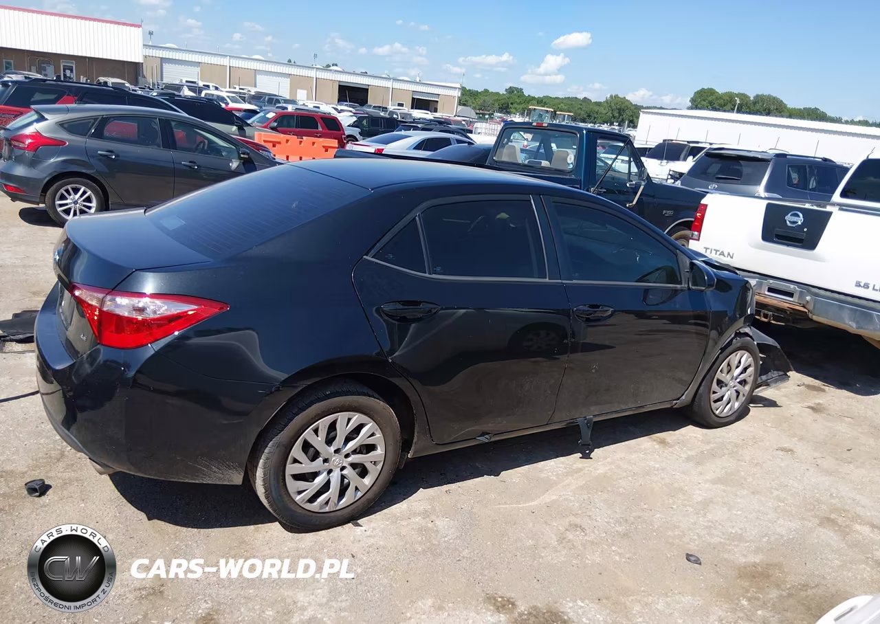 2018 Toyota Corolla Le VIN:5YFBURHE8JP821839 - 14