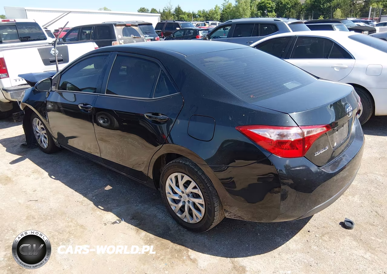 2018 Toyota Corolla Le VIN:5YFBURHE8JP821839 - 3