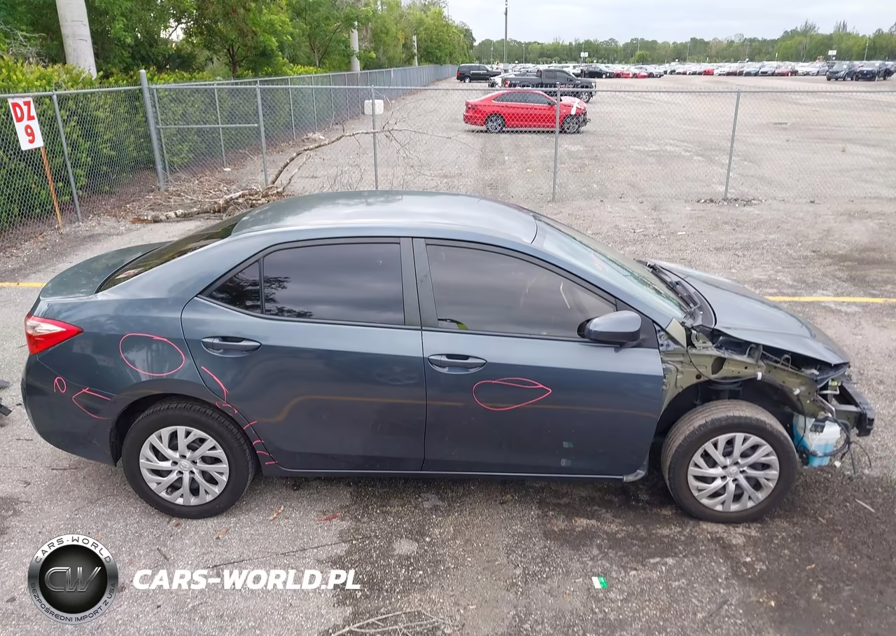 2018 Toyota Corolla Le VIN:5YFBURHE7JP834307 - 14