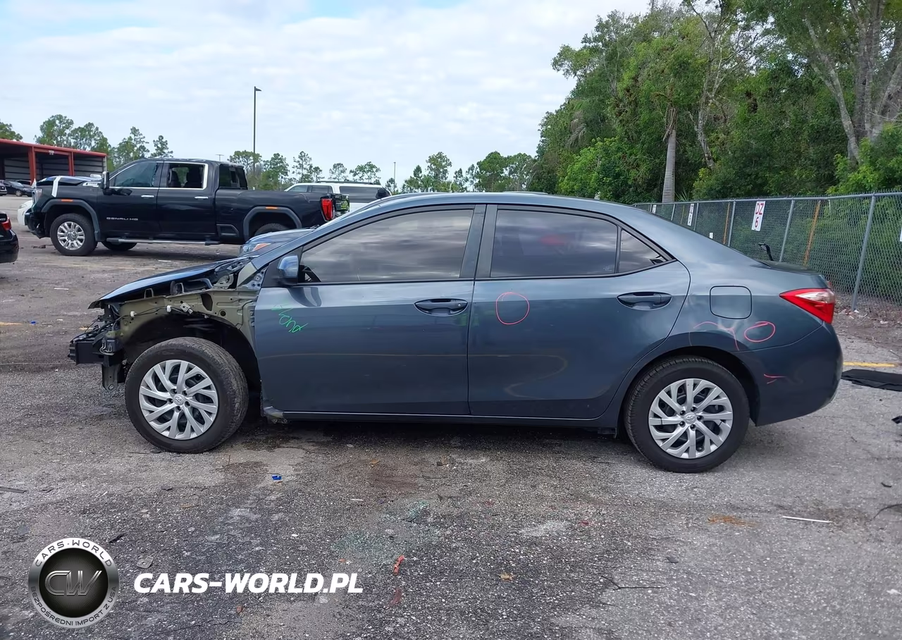 2018 Toyota Corolla Le VIN:5YFBURHE7JP834307 - 15