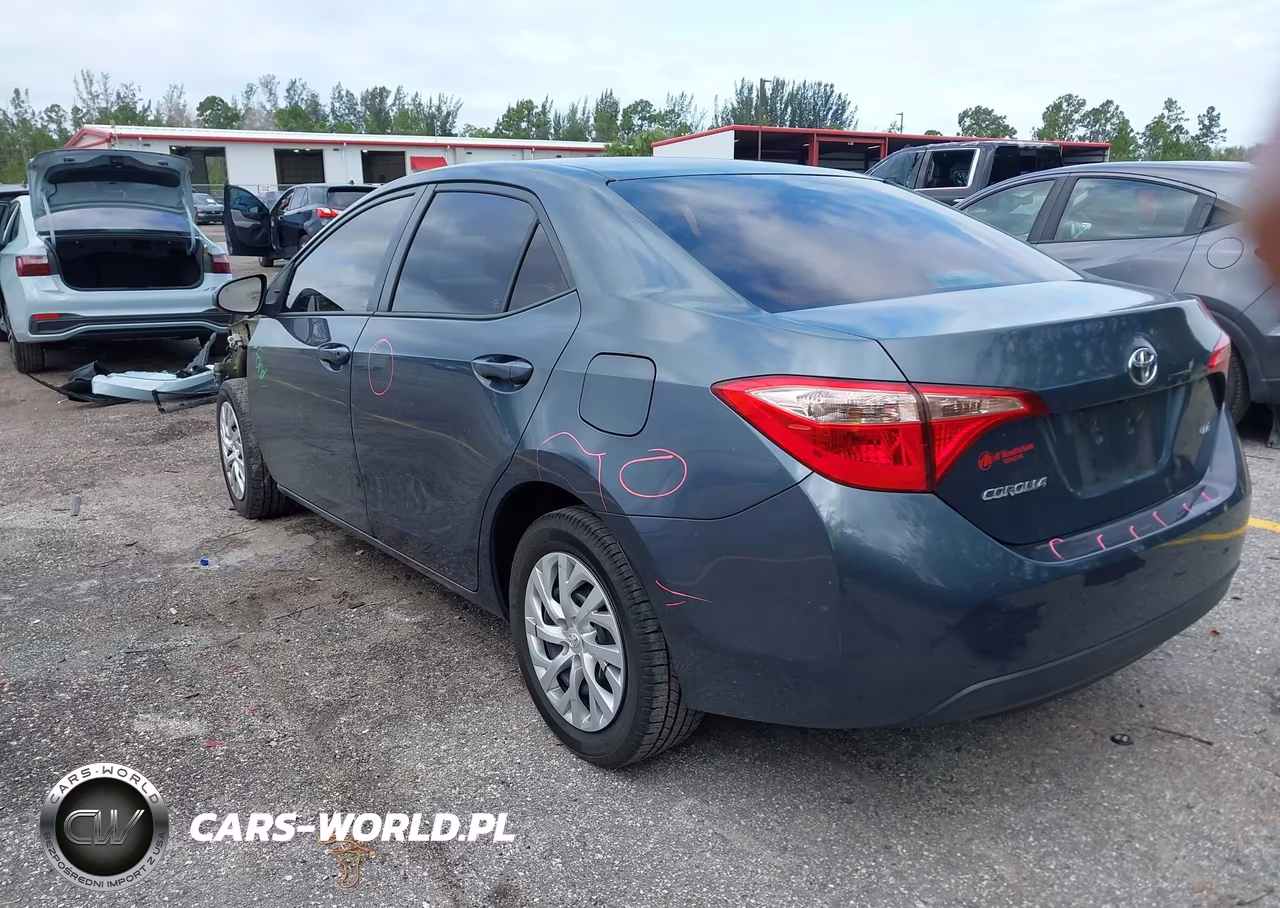 2018 Toyota Corolla Le VIN:5YFBURHE7JP834307 - 3