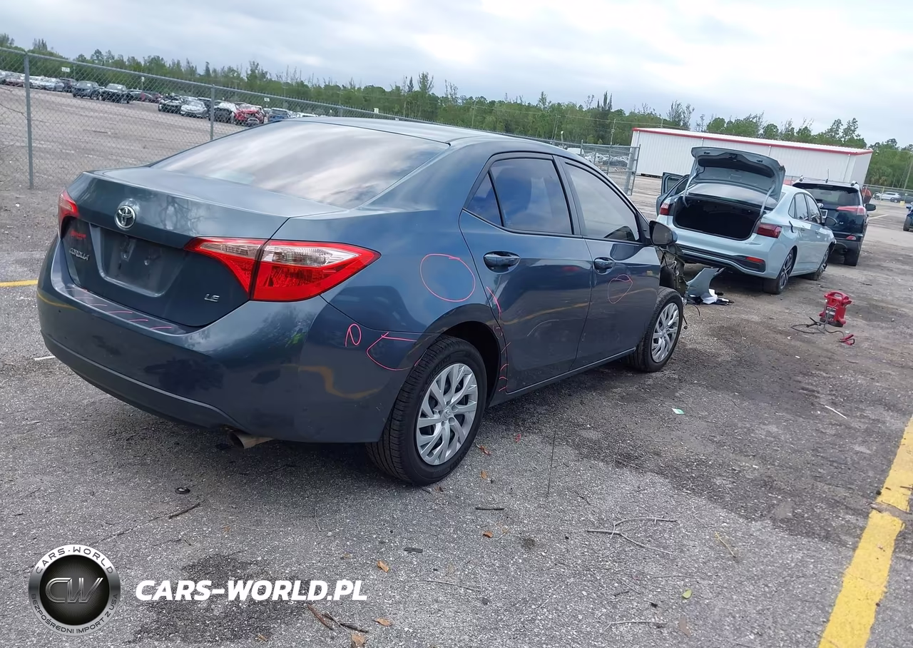 2018 Toyota Corolla Le VIN:5YFBURHE7JP834307 - 4