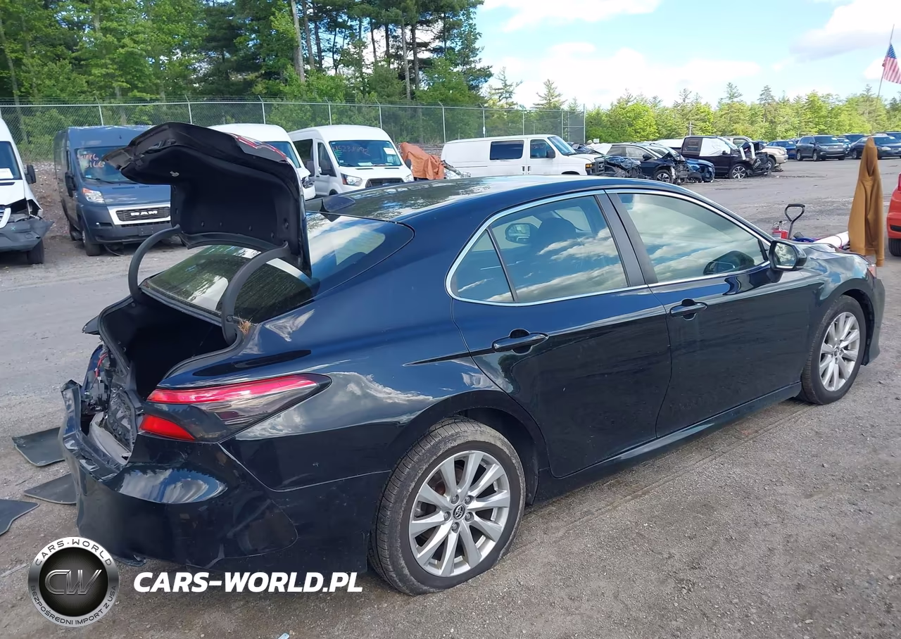 2018 Toyota Camry Le VIN:JTNB11HK0J3008788 - 4