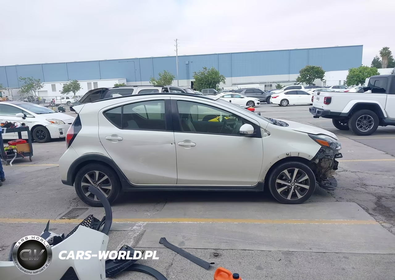 2018 Toyota Prius C One VIN:JTDKDTB35J1600448 - 14