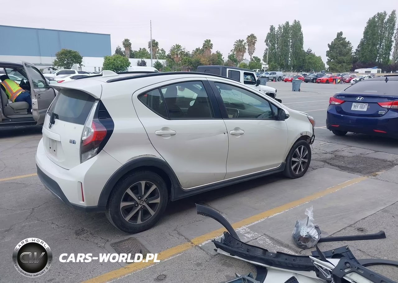 2018 Toyota Prius C One VIN:JTDKDTB35J1600448 - 4