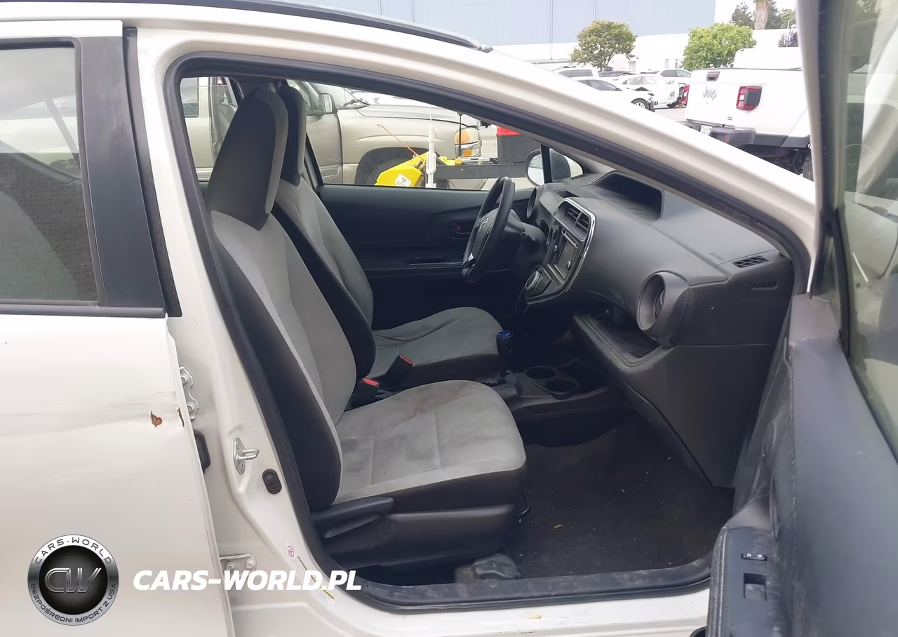 2018 Toyota Prius C One VIN:JTDKDTB35J1600448 - 5